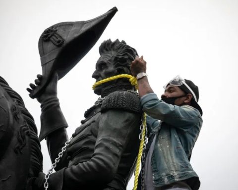 Donald Trump Threatens Racist Statue-Topplers